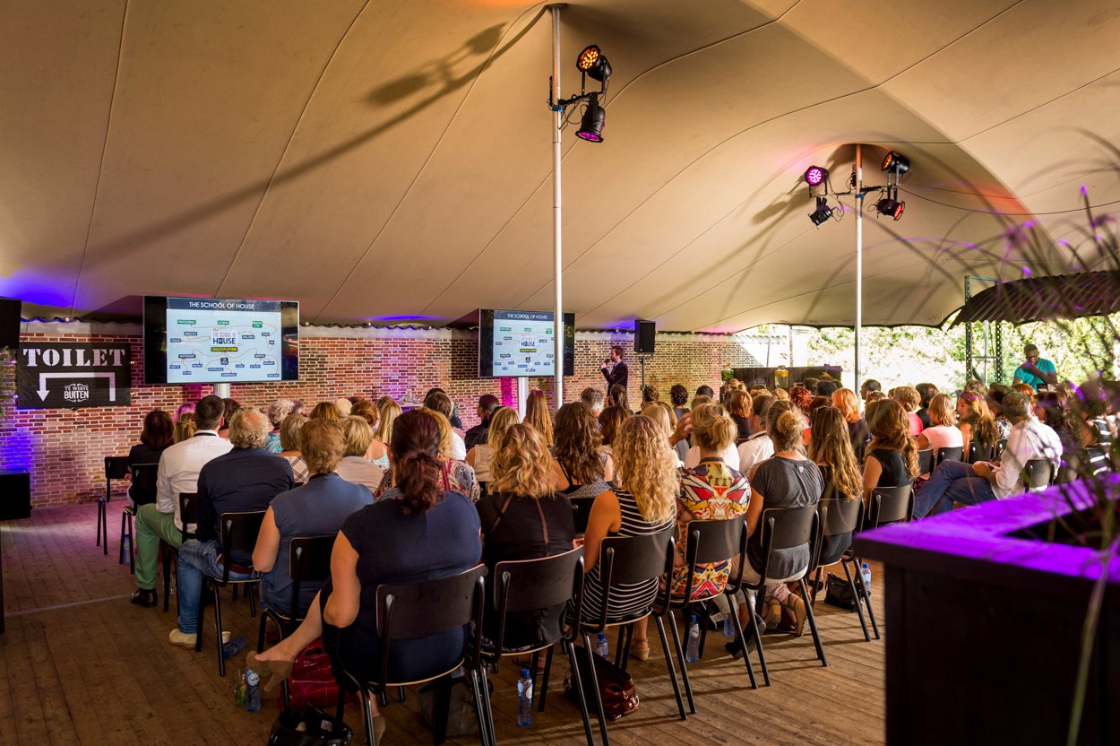 Plenaire sessie in Flex-tent Te Werve Buiten