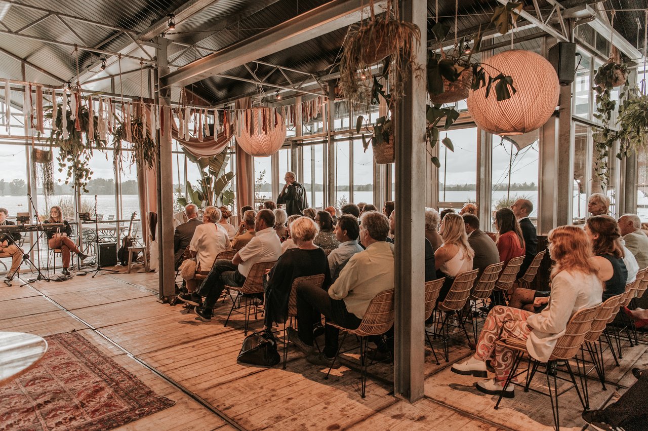 De ruimte biedt mogelijkheid tot lezing of ceremonie