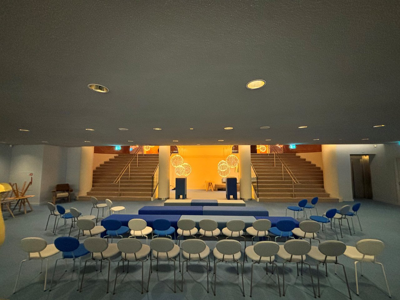 theateropstelling blauwe foyer