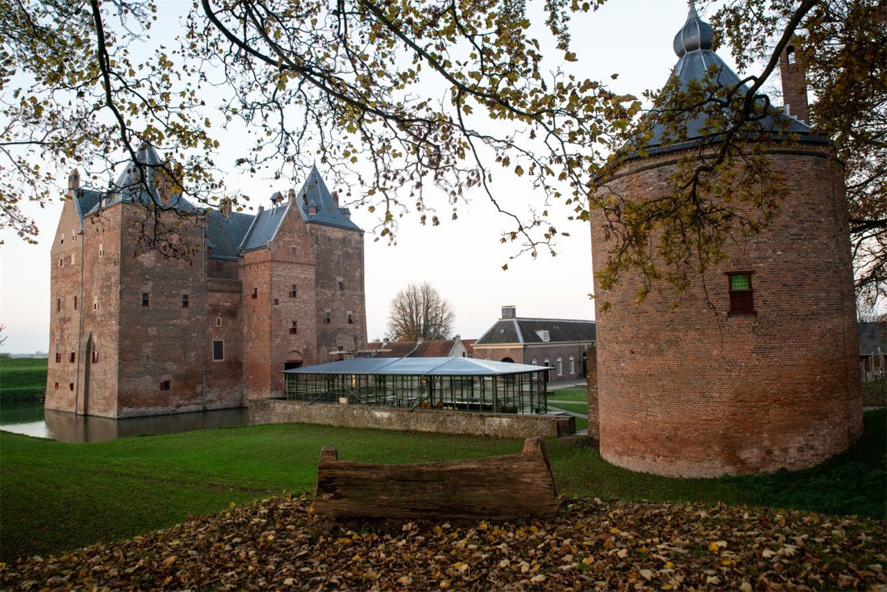 Het Tuighuis tussen de kruittoren en het kasteel