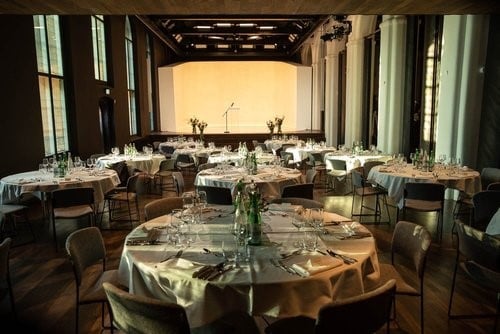 Grote zaal in diner opstelling · Leeuwenbergh