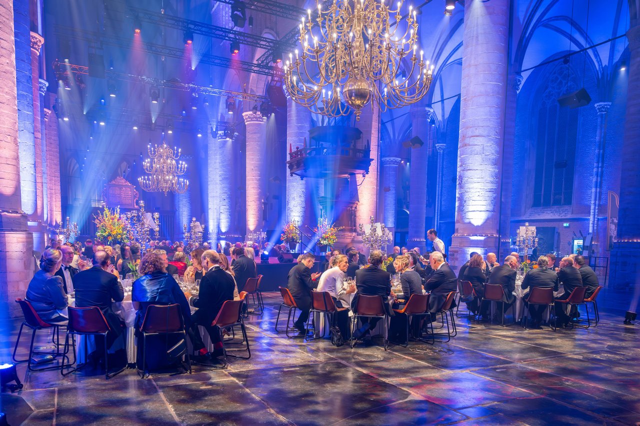 Galadiner met ronde tafels in het schip - Pieterskerk Leiden