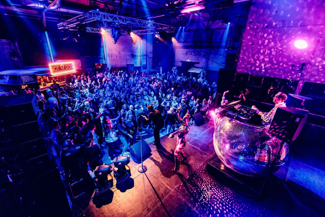 Perserij - Feest - DJ - Entertainment - Zanger - Foodtruck - Lichten - Disco - DeFabrique Evenementenlocatie 