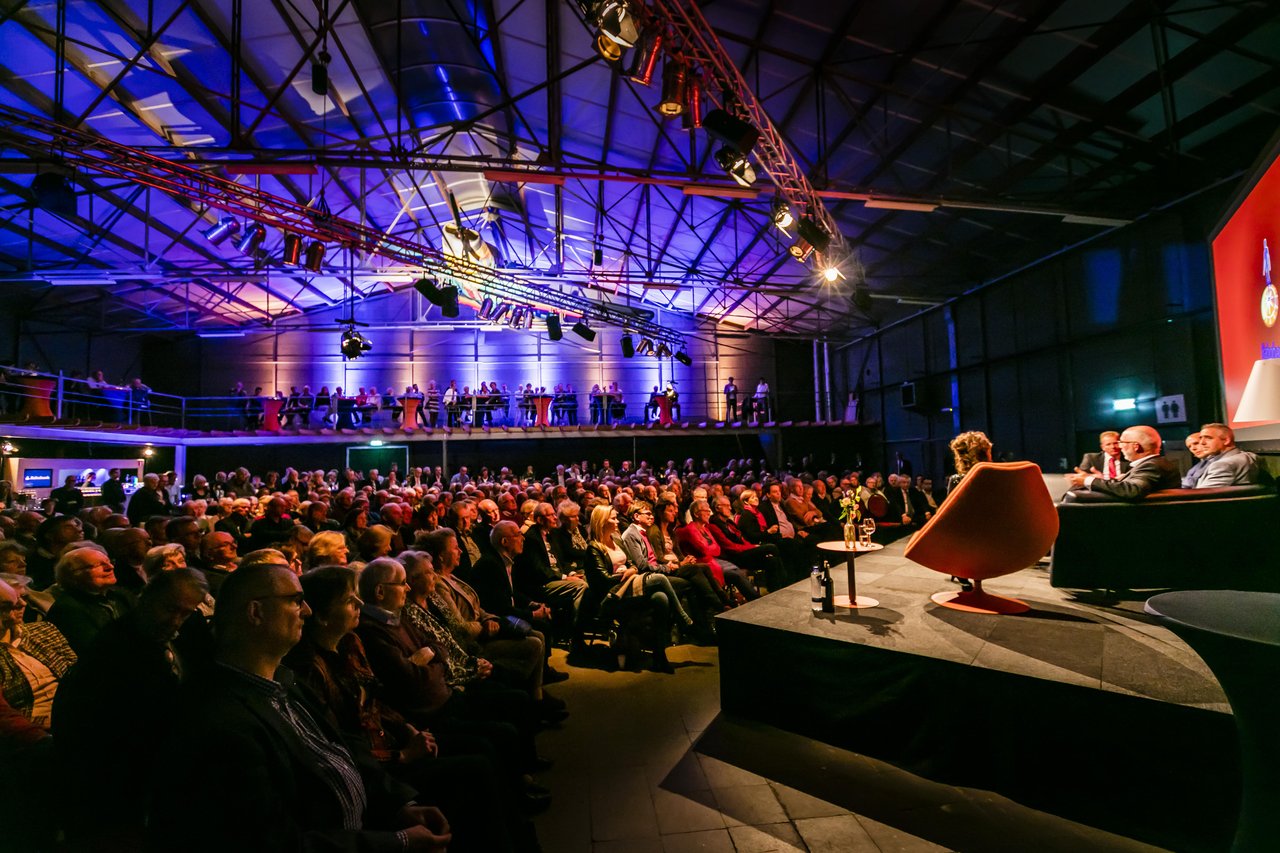 Hangar 16 - De Strip - podium - lichten - publiek - Binnen - Congres - Vliegveld Twenthe Evenementenlocatie.jpg