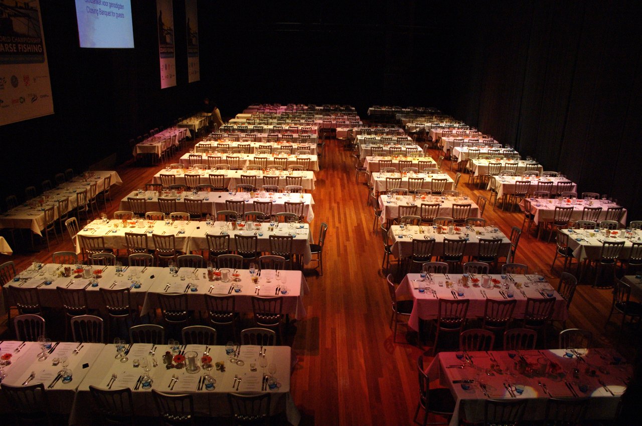 Grote zaal diner op podium WK Vissen.jpg