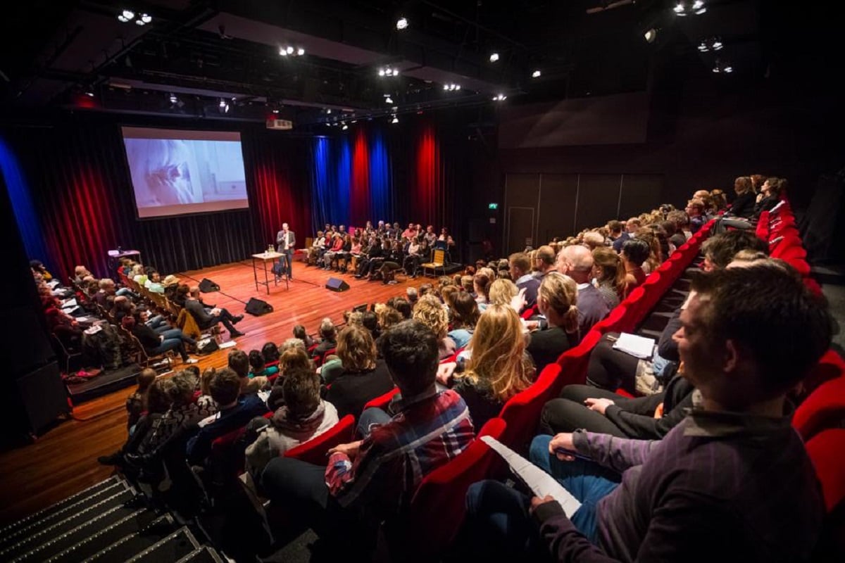 Dommerholtzaal debat opstelling