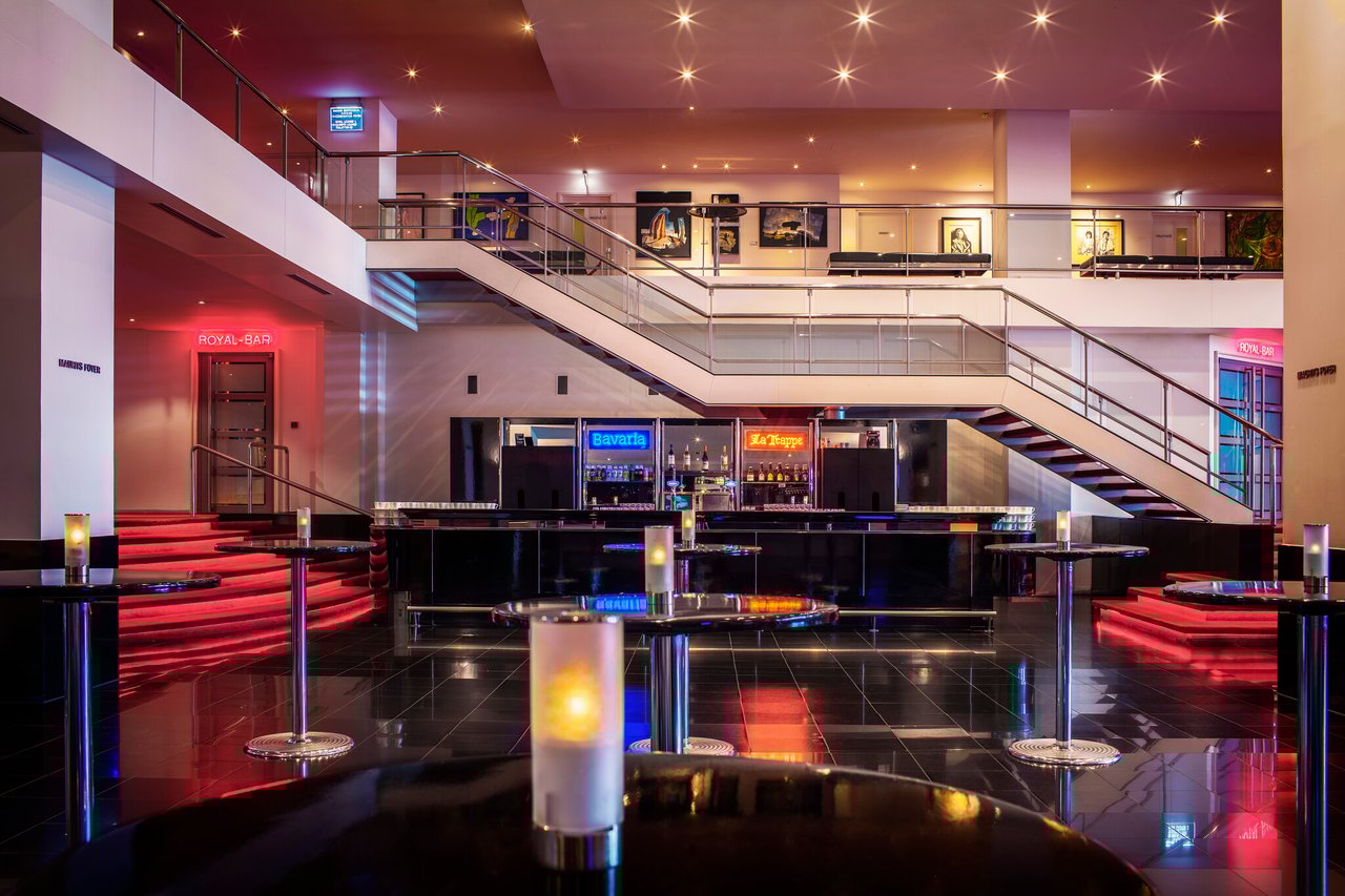 Jaarbeurs-Beatrix-Theater-Mies-Bouwman-Foyer-3