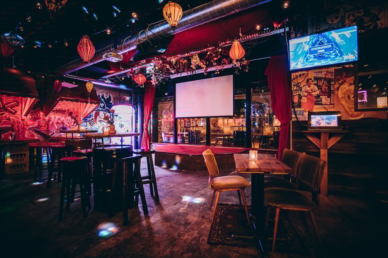 Japanse event venue met podium en presentatiescherm