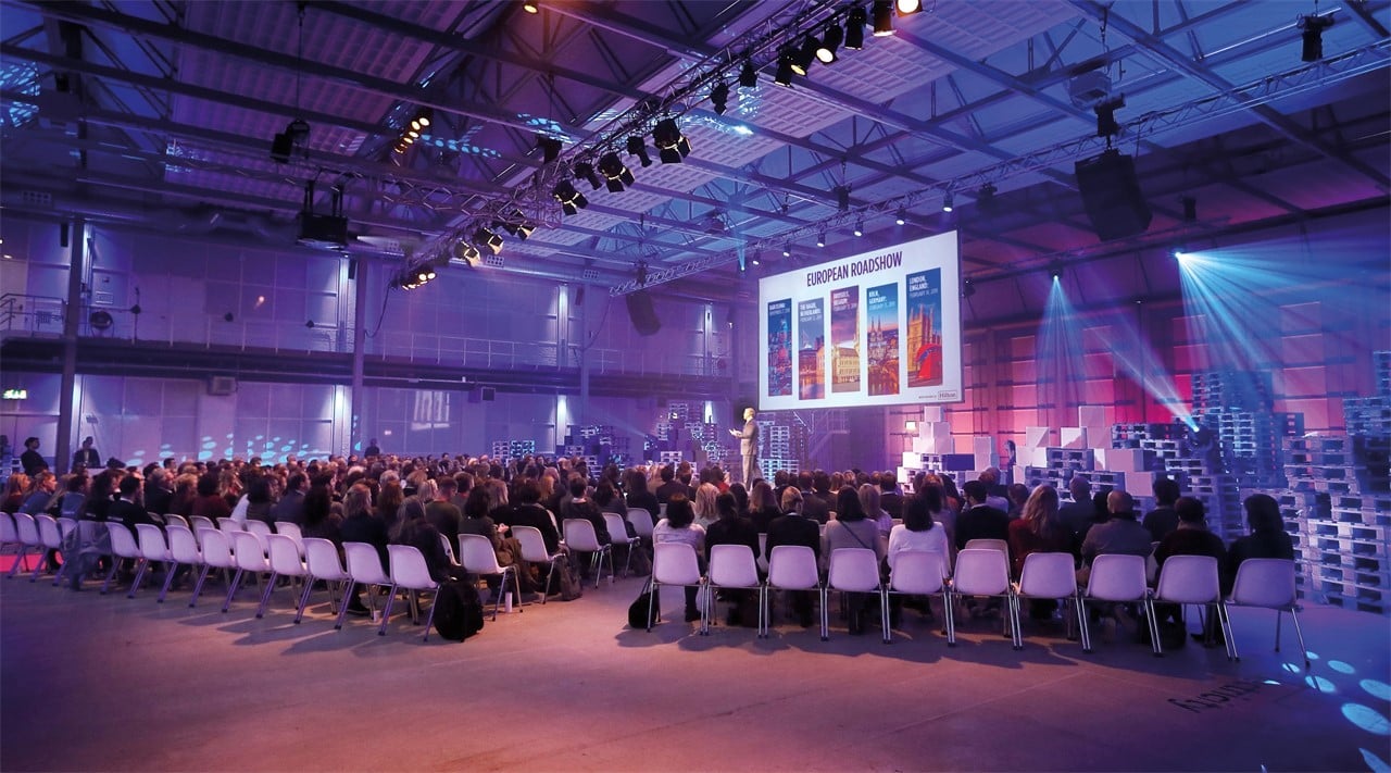 Theatersetting in het tweede deel van de hangar