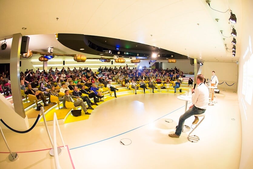 Media-Plaza---Auditorium-met-publiek