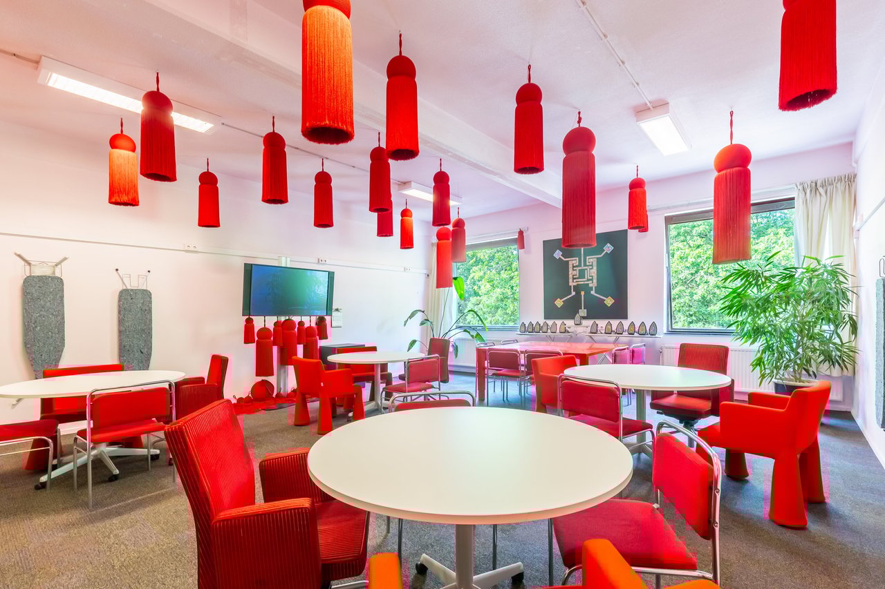 Rode zaal met flexibele opstelling